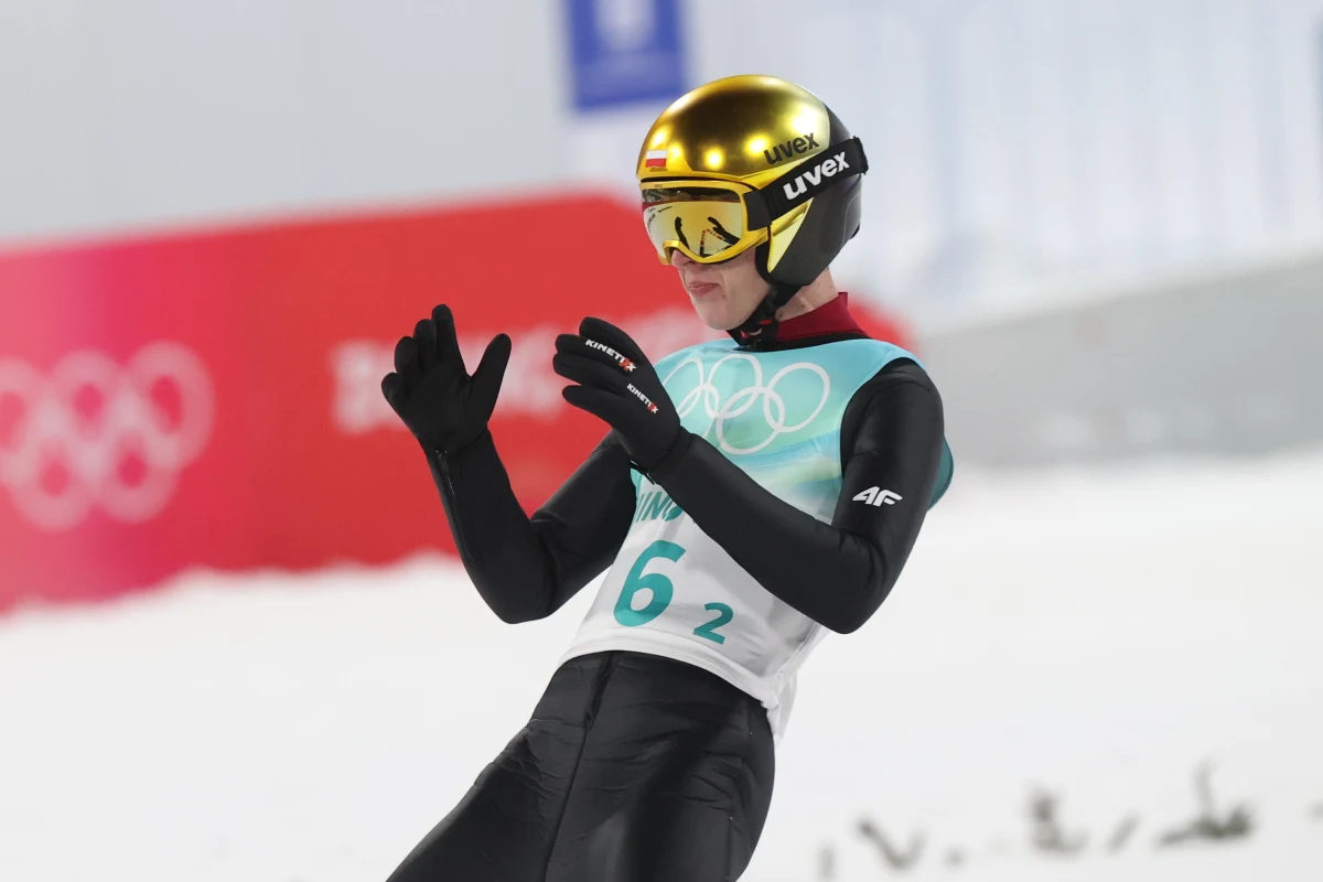 Paweł Wąsek ma za sobą olimpijski debiut. Nasz skoczek narciarski był zdecydowanie najmłodszym zawodnikiem spośród tych, których oglądaliśmy na skoczni w Zhangjiakou. Jak ocenia swoje pierwsze igrzyska i czy jest gotowy na to, by w przyszłości wziąć na swoje barki odpowiedzialność za polskie skoki narciarskie? Na te pytanie odpowiedział 22-latek w rozmowie z dziennikarzem RMF FM Patrykiem Serwańskim. 