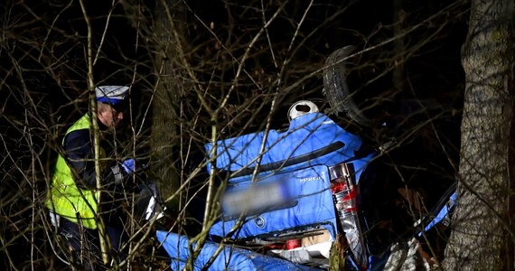 Jedna osoba zginęła w wypadku, do którego doszło w Babim Dole na Kaszubach. Samochód osobowy wypadł z jezdni, dachował i wpadł w przydrożne drzewa. 