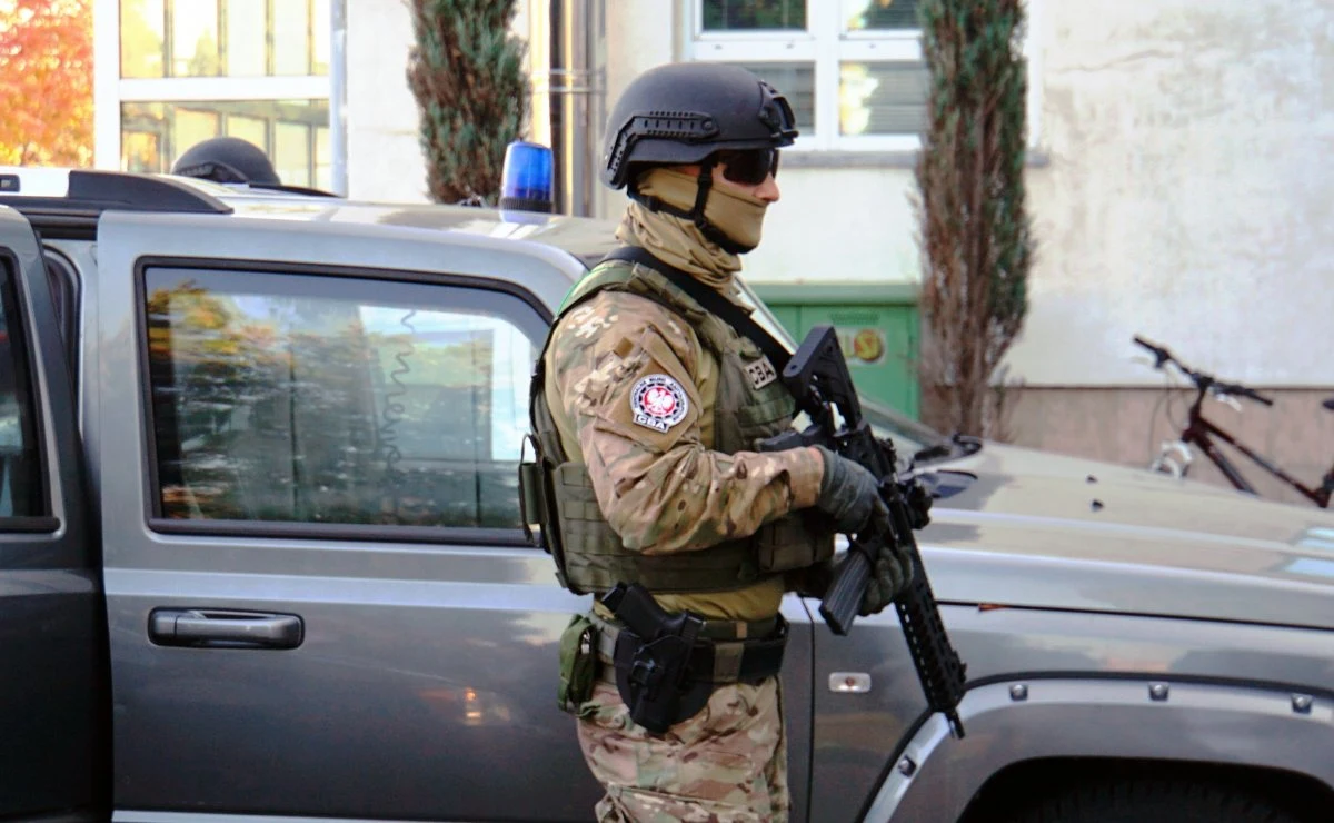 Wielka akcja Centralnego Biura Antykorupcyjnego na Mazowszu. 100 funkcjonariuszy brało udział w zatrzymaniach osób podejrzanych o wyłudzenia podatku VAT. W ręce agentów wpadło 20 osób, które mają odpowiedzieć za tak zwaną "zbrodnię vatowską". 