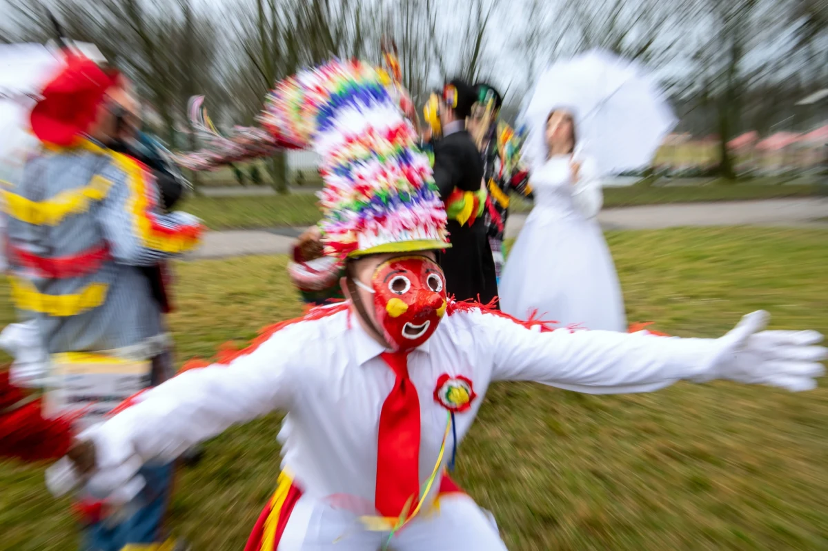 Ostatki to ostatnie dni karnawału. Zaczynają się w tłusty czwartek, a kończą we wtorek, dzień przed Środą Popielcową. W ostatki (lub inaczej zapusty) urządza się ostatnie huczne zabawy, bale przed nadchodzącym okresem wstrzemięźliwości. Kiedy w tym roku rozpoczynają się ostatki? Jak dawniej je świętowano? 