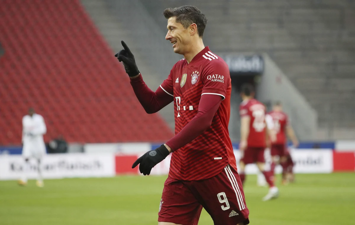 Uczestnicy piłkarskiej Ligi Mistrzów rozpoczęli 1/8 finału. Wczoraj Paris Saint-Germain pokonał w hicie tej serii Real Madryt, a Sporting Lizbona uległ Manchesterowi City aż 0:5. Dziś mecz Interu z Liverpoolem poprowadzi Szymon Marciniak, a Salzburg zagra tego dnia z Bayernem Roberta Lewandowskiego.