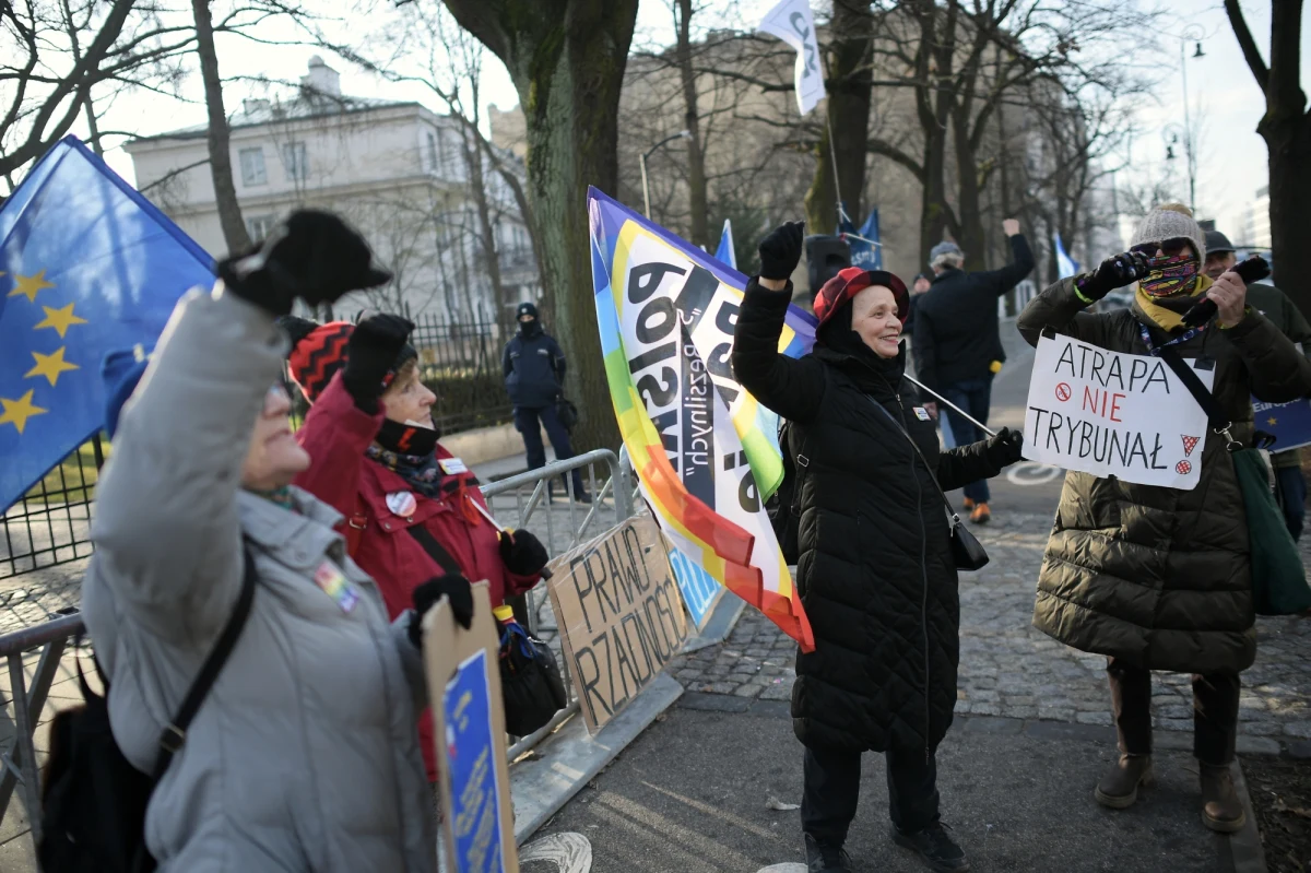 Trybunał Konstytucyjny odroczył bez terminu rozprawę w sprawie unijnych przepisów, które umożliwiły stworzenie mechanizmu wiążącego dostęp do środków UE z praworządnością. Wniosek w tej sprawie skierował prokurator generalny Zbigniew Ziobro.