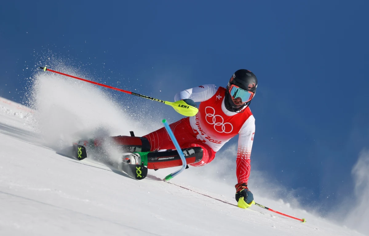 Francuz Clement Noel wygrał alpejski slalom igrzysk w Pekinie. Srebrny medal zdobył Austriak Johannes Strolz, a brązowy Norweg Sebastian Foss-Solevaag. Zajmujący na półmetku 30. miejsce Michał Jasiczek wypadł z trasy drugiego przejazdu, a Paweł Pyjas nie ukończył pierwszego.