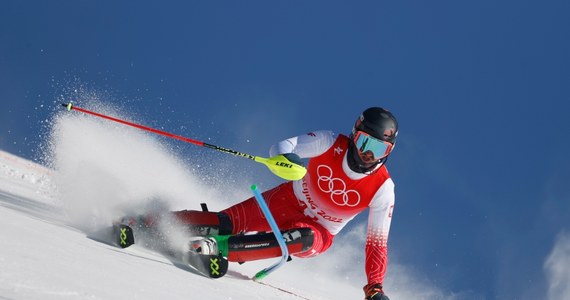 Francuz Clement Noel wygrał alpejski slalom igrzysk w Pekinie. Srebrny medal zdobył Austriak Johannes Strolz, a brązowy Norweg Sebastian Foss-Solevaag. Zajmujący na półmetku 30. miejsce Michał Jasiczek wypadł z trasy drugiego przejazdu, a Paweł Pyjas nie ukończył pierwszego.