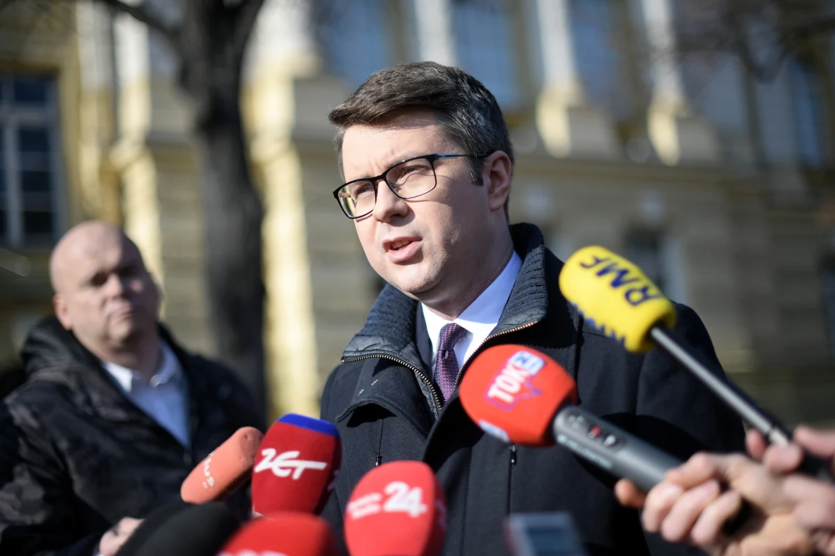 Wyrok TSUE potwierdza niebezpieczną tendencję instytucji unijnych do rozszerzania przepisów prawa poza traktatami unijnymi; tego typu działania, które rozszerzają traktaty unijne, odbieramy negatywnie - powiedział rzecznik rządu Piotr Müller.