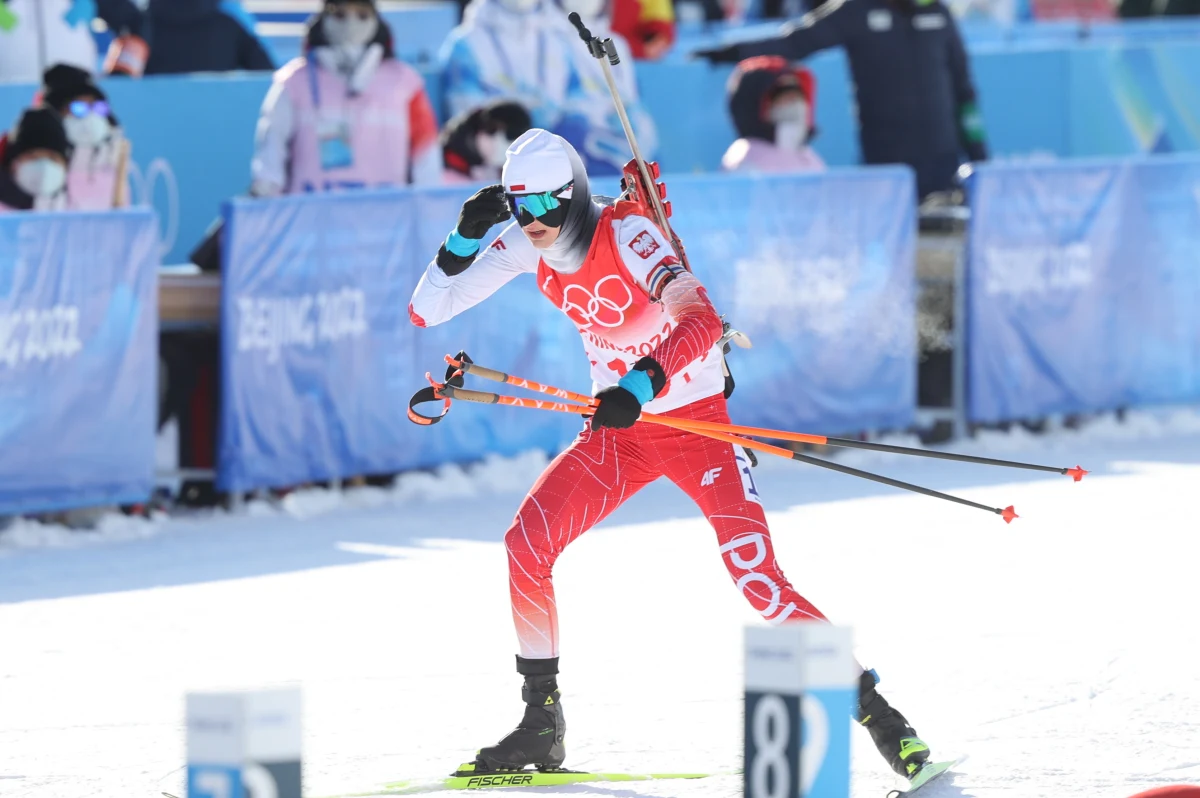 Szwedki zdobyły zloty medal w rywalizacji biathlonowych sztafet 4x6 km podczas igrzysk w Pekinie. Kolejne miejsca na podium zajęły zawodniczki Rosyjskiego Komitetu Olimpijskiego i Niemiec. Polki zajęły 14. miejsce.