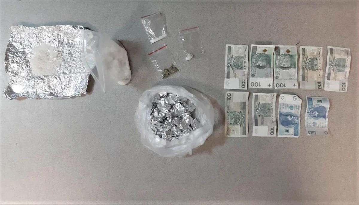 Ponad 160 gramów substancji psychotropowej zabezpieczyli sądeccy policjanci w samochodzie oraz w domu 22-latka. Mężczyzna usłyszał zarzut posiadania znacznych ilości narkotyków. Grozi mu do 10 lat więzienia.

 