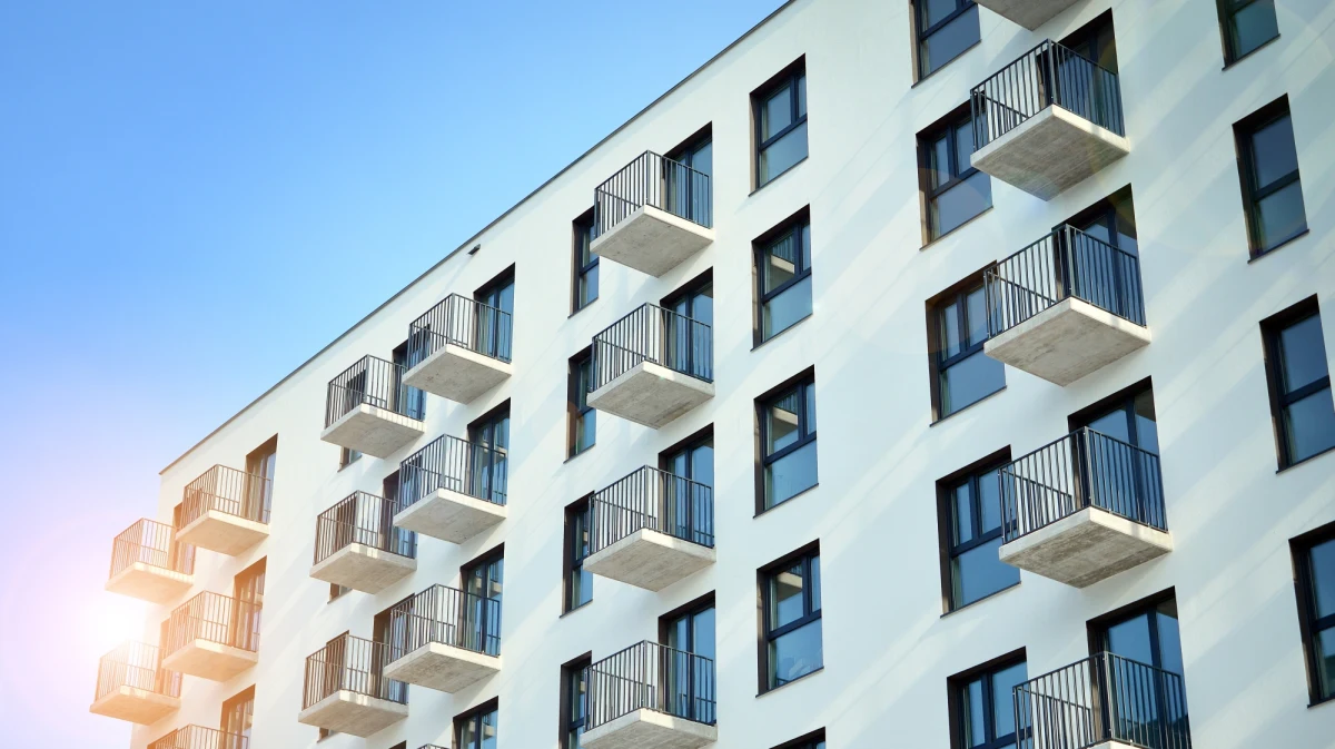 Blisko 8 milionów złotych wynoszą już długi najemców lokali socjalnych i komunalnych w Kołobrzegu. Za czynsz nie płaci ponad 930 osób - wynika z najnowszych danych urzędu miasta.