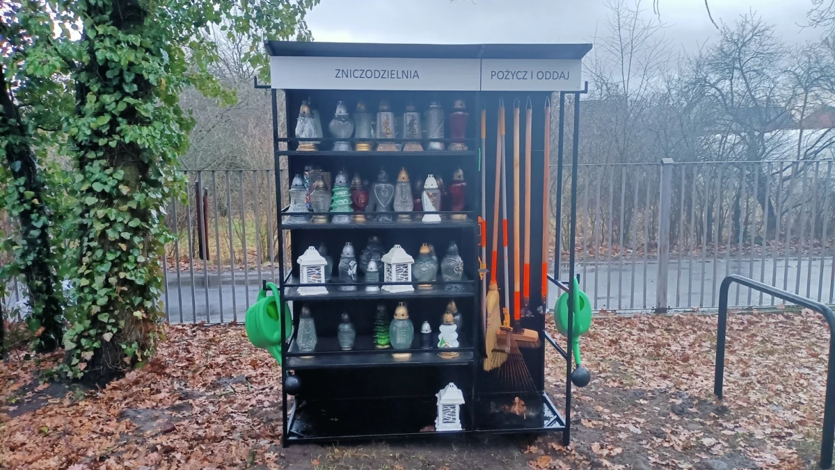 ​To zupełna nowość w Szczecinie. Na cmentarzu w Wielgowie ustawiona została "zniczodzielnia". To specjalne miejsce, gdzie można zostawić do powtórnego wykorzystania szklane znicze czy za darmo wypożyczyć narzędzia.