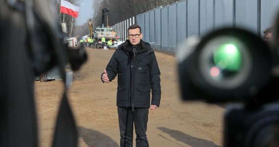 "Wyrok TSUE mnie szczególnie nie zdziwił, to kolejny krok, w którym unijne instytucje poszerzają swoje kompetencje" - tak premier Mateusz Morawiecki skomentował decyzję Trybunału Sprawiedliwości Unii Europejskiej w sprawie skargi Polski i Węgier dotyczącej mechanizmu "pieniądze za praworządność". "To bardzo niepokojący i groźny proces" - zaznaczył polityk. 