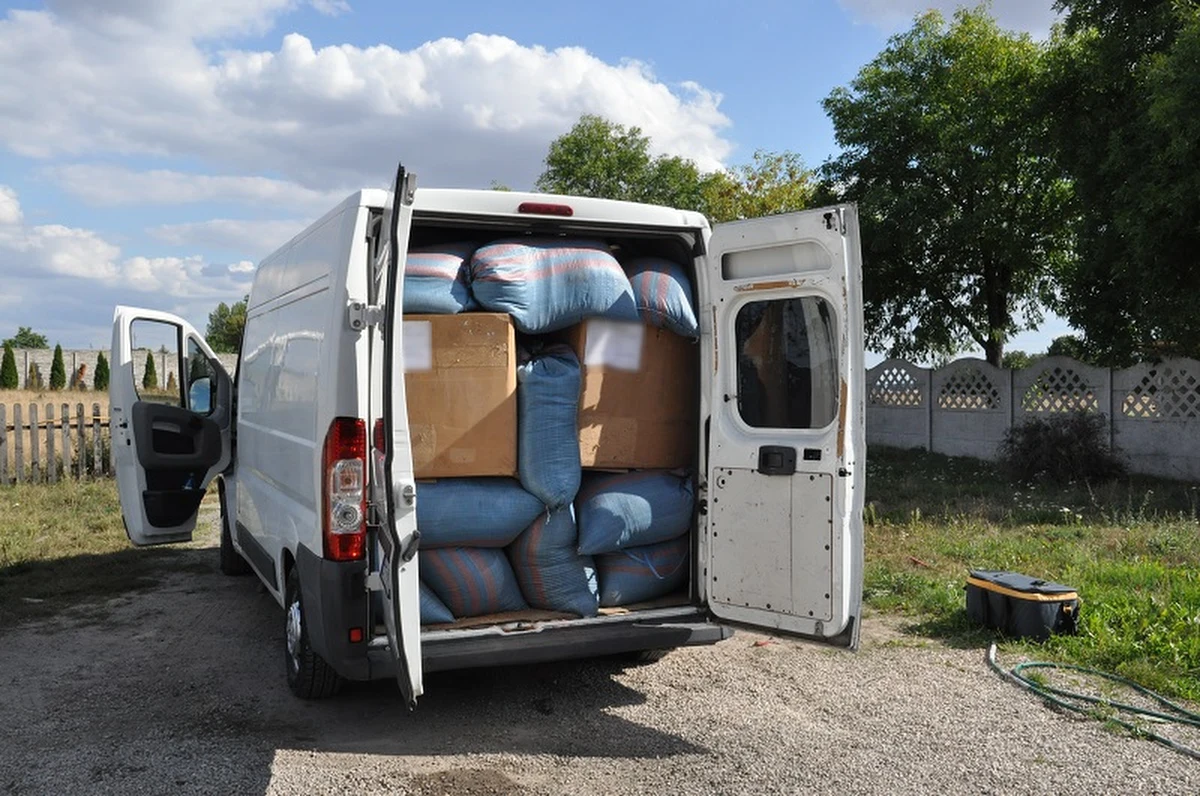 Jedenaście osób zostało oskarżonych o handel krajanką tytoniową i papierosami bez akcyzy na ogromną skalę. Szacuje się, że w wyniku ich działalności Skarb Państwa stracił blisko 15 mln zł.

