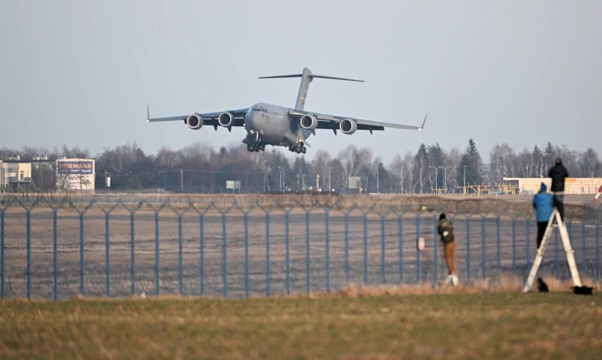 Na podrzeszowskim lotnisku w Jasionce wylądował kolejne samoloty ze sprzętem i żołnierzami 82. Dywizji Powietrznodesantowej. Amerykanie będą stacjonować w południowo-wschodniej części naszego kraju, ich główną bazą będzie prawdopodobnie lotnisko w Mielcu na Podkarpaciu. 