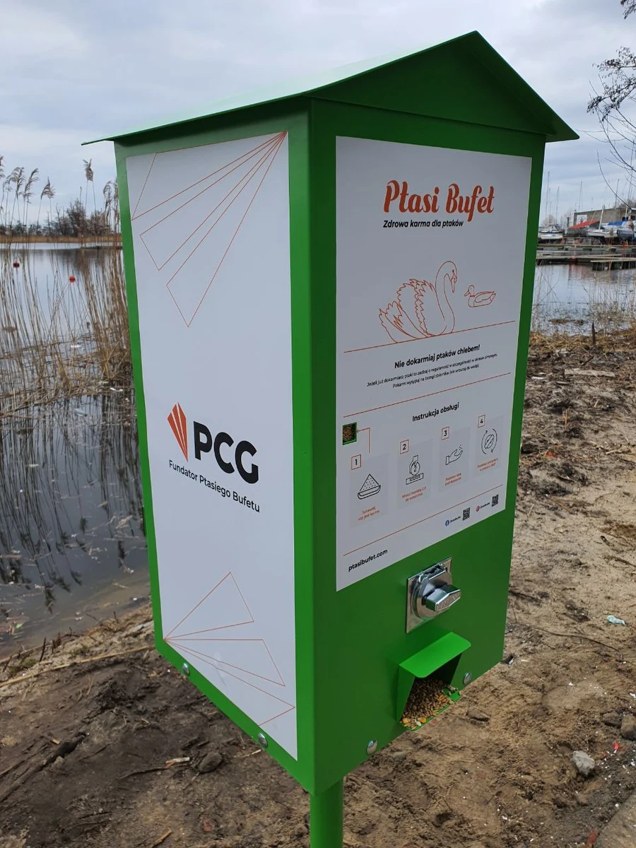 ​Trzy ptasie bufety, czyli automaty wydające zdrową karmę, stanęły w Szczecinie. Dwa z nich znajdują się na terenie Lasów Miejskich: jeden obok Stawu Wędkarskiego, a drugi na Syrenich Stawach. Trzeci pojawił się na obszarze inwestycji Victoria Apartments tuż przy jeziorze Dąbie. Tym samym Szczecin dołączył do ogólnopolskiej inicjatywy, która ma na celu zmianę nawyków mieszkańców oraz propagowanie zasad prawidłowego dokarmiania ptaków.