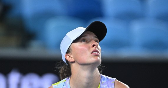 Rozstawiona z numerem szóstym Iga Świątek przegrała z Łotyszką Jeleną Ostapenko 6:4, 1:6, 6:7 (4-7) w 1/8 finału turnieju WTA na kortach twardych w Dubaju (pula nagród 703,5 tys. dol.). Polska tenisistka uległa tej rywalce we wszystkich trzech ich dotychczasowych meczach.