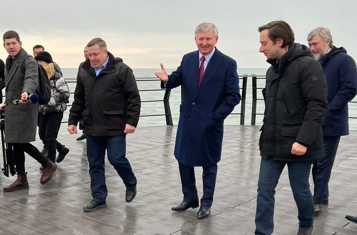 Do swojego kraju wrócił najbogatszy ukraiński biznesmen Rinat Achmetow, który według wcześniejszych doniesień opuścił Ukrainę pod koniec stycznia. Wieczorem 15 lutego jego samolot wylądował w Zaporożu. Wcześniej media informowały, że oligarchowie uciekają z kraju ze strachu przed inwazją. Prezydent Wołodymyr Zełenski postawił im ultimatum i kazał wrócić do ojczyzny.