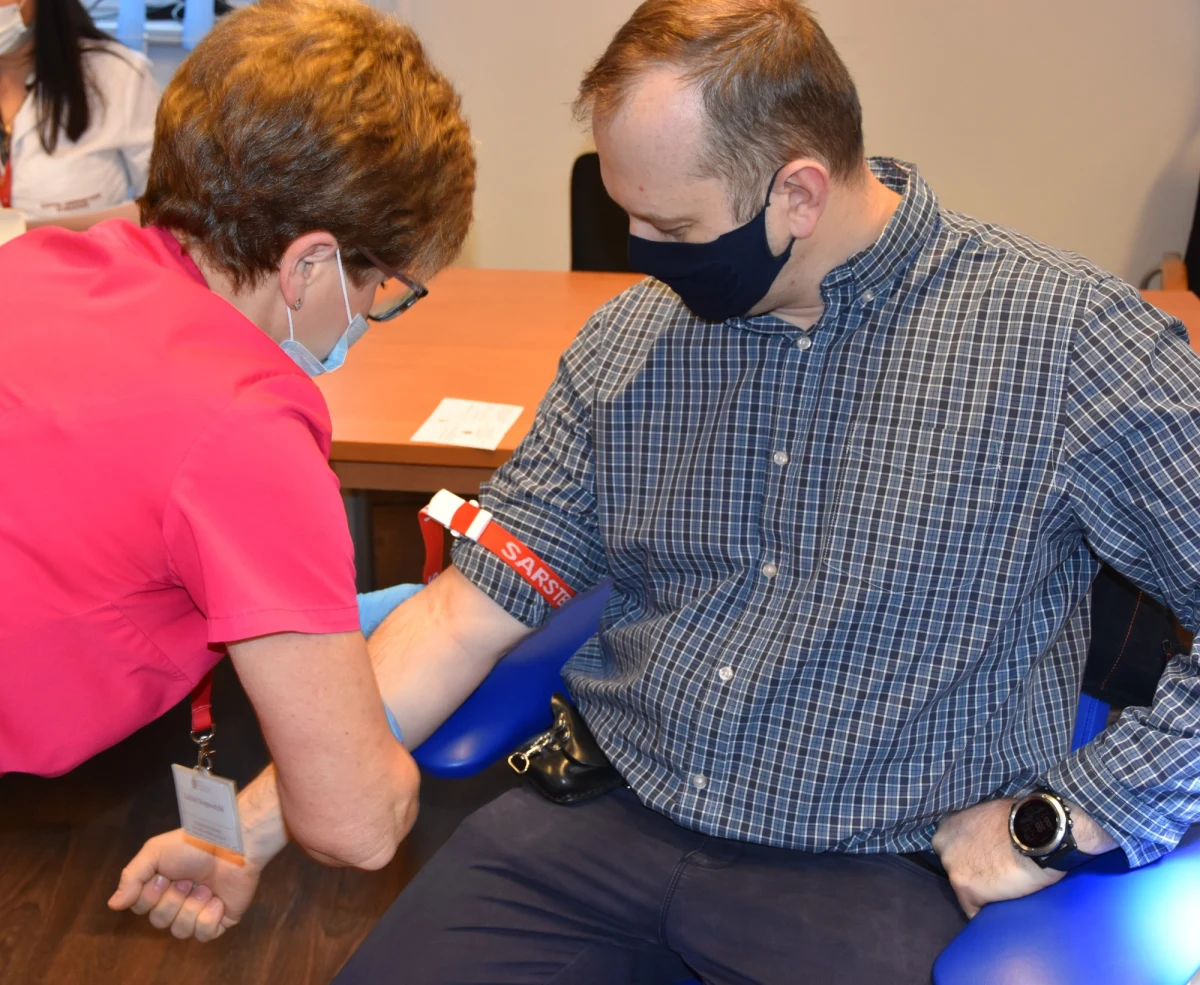 Ponad 140 małopolskich policjantów zostanie kompleksowo przebadanych w ramach projektu "Zdrowie-bezpieczeństwo-społeczeństwo", realizowanego  przez Stowarzyszenie im. insp. Marka Woźniczki. Funkcjonariusze, u których wyniki będą niepokojące trafią na dalsze konsultacje do specjalistów.

