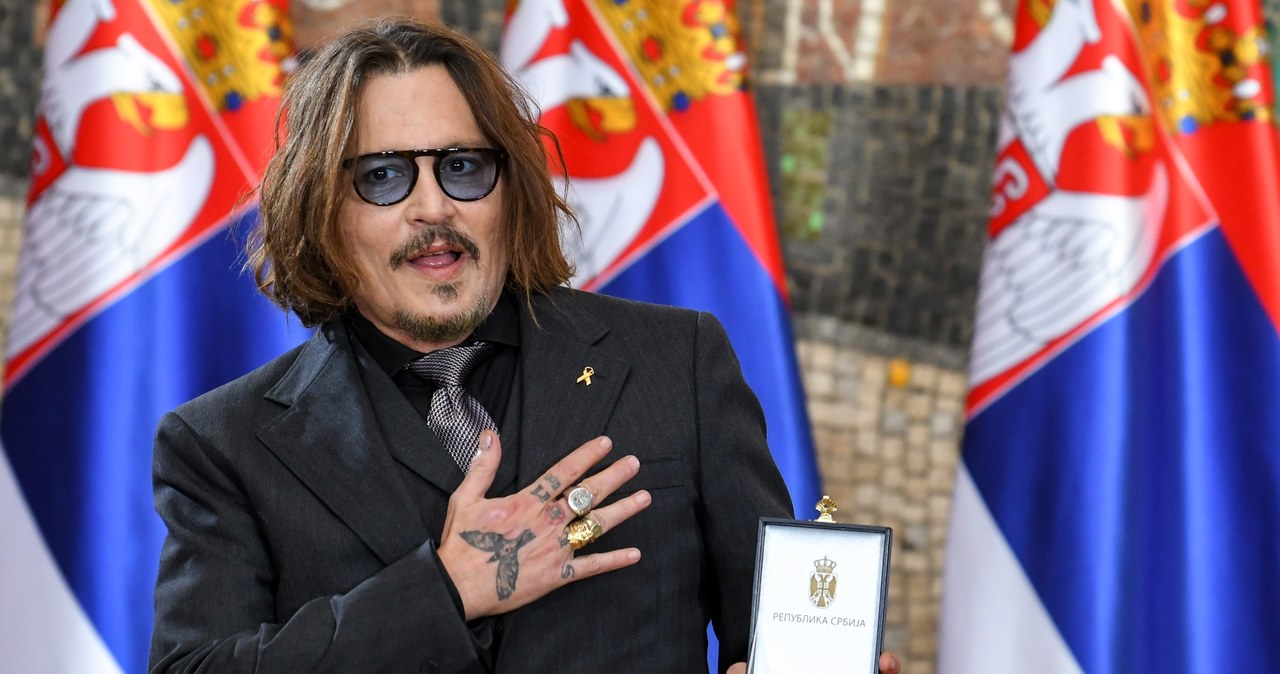 Choć w Los Angeles spotyka go ostracyzm, co jest pokłosiem jego osobistych problemów, to w Serbii jego akcje stoją wciąż wysoko. Johnny Depp został w Belgradzie odznaczony przez serbskiego prezydenta Aleksandara Vucica złotym medalem za zasługi dla promocji Serbii, jako że wcześniej wziął udział w kilku projektach realizowanych w tym kraju.