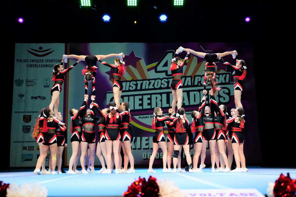 24 cheerleaderki z Polski pojadą na mistrzostwa świata, które mają odbyć się 22 kwietnia w Orlando na Florydzie. "To ogromne wyróżnienie” - mówi Agnieszka Wlezień, trener zespołu Voltage z małopolskich Bobrownik Wielkich. 