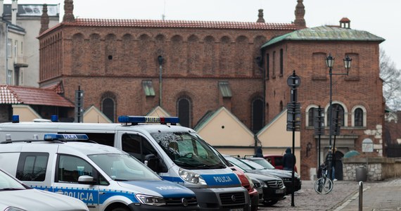 Trzech młodych mężczyzn pobiło przed jednym z krakowskich klubów 28-latka. Policjanci zatrzymali sprawców. Podejrzanym grozi do 5 lat więzienia.