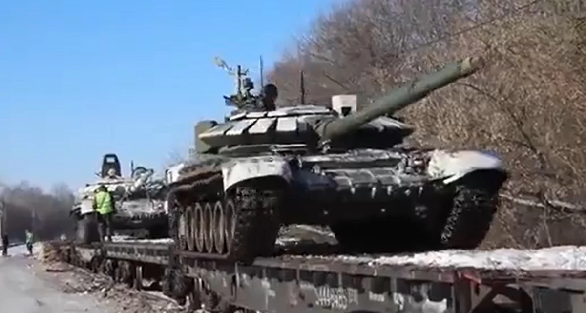 ​Rosyjskie ministerstwo obrony opublikowało film, rzekomo pokazujący wywożenie czołgów z okolic granic Ukrainy. Prezydent Wołodymyr Zełenski przekonuje natomiast, że na razie nie widać, by Rosjanie się wycofywali.