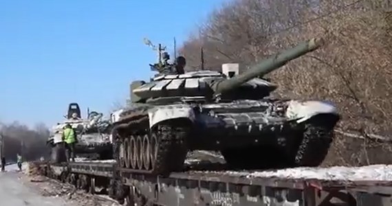​Rosyjskie ministerstwo obrony opublikowało film, rzekomo pokazujący wywożenie czołgów z okolic granic Ukrainy. Prezydent Wołodymyr Zełenski przekonuje natomiast, że na razie nie widać, by Rosjanie się wycofywali.