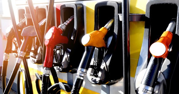 W ciągu ostatniego tygodnia benzyna Pb95 i olej napędowy podrożały o 5 groszy. Druga połowa lutego przynosi więc spodziewane, kolejne wzrosty cen paliw, które są konsekwencją wysokich cen ropy na światowych giełdach - poinformował w środę portal e-petrol.pl.