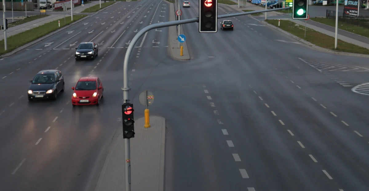 W czwartek, 17 lutego, wykonawca prac na rondzie Dmowskiego zmieni organizację ruchu w ciągu Al. Jerozolimskich. Sprzęt i roboty przeniosą się na pasy wzdłuż torowiska tramwajowego. Drogowcy wyłączą z ruchu skrajne lewe pasy jezdni Al. Jerozolimskich pomiędzy ul. Kruczą a Poznańską - poinformował stołeczny ratusz.