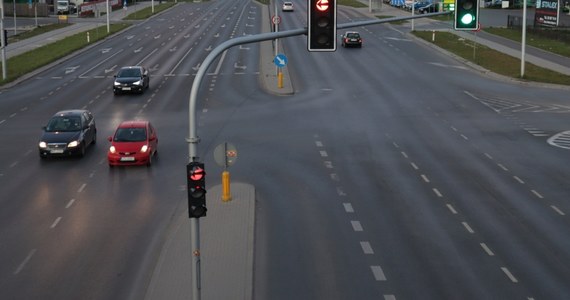 W czwartek, 17 lutego, wykonawca prac na rondzie Dmowskiego zmieni organizację ruchu w ciągu Al. Jerozolimskich. Sprzęt i roboty przeniosą się na pasy wzdłuż torowiska tramwajowego. Drogowcy wyłączą z ruchu skrajne lewe pasy jezdni Al. Jerozolimskich pomiędzy ul. Kruczą a Poznańską - poinformował stołeczny ratusz.