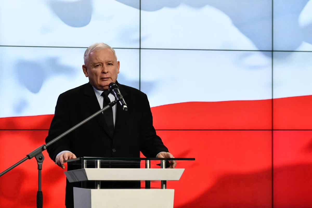 „To zdarzenie może być przedmiotem dyskusji, na przykład wewnątrz naszej koalicji, rządu, ale jestem zawiedziony tym, że takie oświadczenia padają publicznie, bo to naszej wspólnej sprawie nie służy” - powiedział lider PiS Jarosław Kaczyński, odnosząc się do komentarza Zbigniewa Ziobry ws. decyzji TSUE. Minister sprawiedliwości stwierdził, że „wyrok Trybunału Sprawiedliwości UE to dowód na bardzo poważny, polityczny, historyczny błąd premiera Mateusza Morawieckiego".