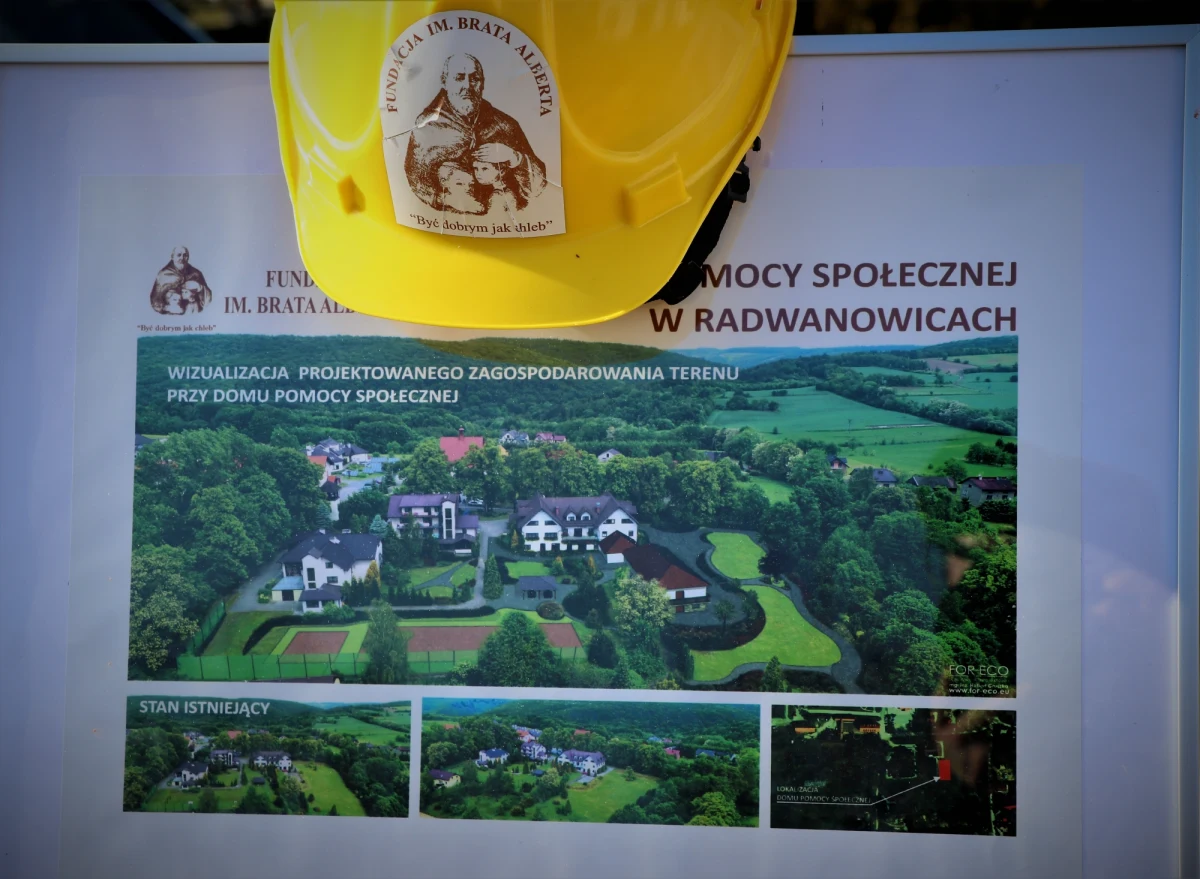 W podkrakowskich Radwanowicach powstanie jeszcze jeden dom dla osób niepełnosprawnych intelektualnie - Dom Podolski. Fundacja im. Brata Alberta ma pieniądze na wybudowanie obiektu w stanie surowym, ale potrzebuje wsparcia, by udało się go wykończyć i wyposażyć. Na placu budowy wbito w środę pierwszą łopatę.
