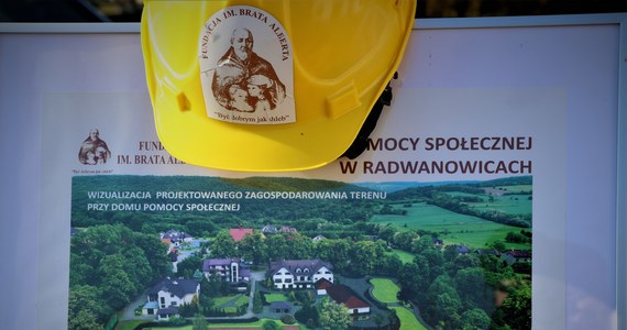 W podkrakowskich Radwanowicach powstanie jeszcze jeden dom dla osób niepełnosprawnych intelektualnie - Dom Podolski. Fundacja im. Brata Alberta ma pieniądze na wybudowanie obiektu w stanie surowym, ale potrzebuje wsparcia, by udało się go wykończyć i wyposażyć. Na placu budowy wbito w środę pierwszą łopatę.
