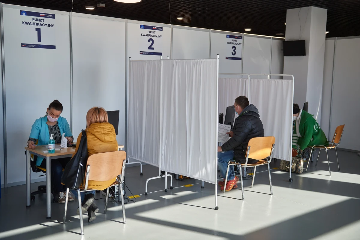 Wzrost liczby osób zaszczepionych w Łodzi, mniej zakażonych, ale wciąż ponad 5 tysięcy osób objętych jest kwarantanną. Miasto nadal utrzymuje obostrzenia sanitarne w łódzkich Domach Pomocy Społecznej, a wolontariusze zapewniają pomoc osobom w izolacji - tak w skrócie przedstawia się miejski raport pandemiczny.