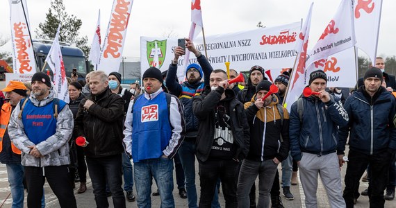 Pracownicy Solarisa nie przyjmą zaproponowanej we wtorek przez pracodawcę nowej oferty podwyżek płac. Strajk rozpoczęty 24 stycznia w zakładach wielkopolskiego producenta pojazdów komunikacji publicznej, będzie nadal trwać.