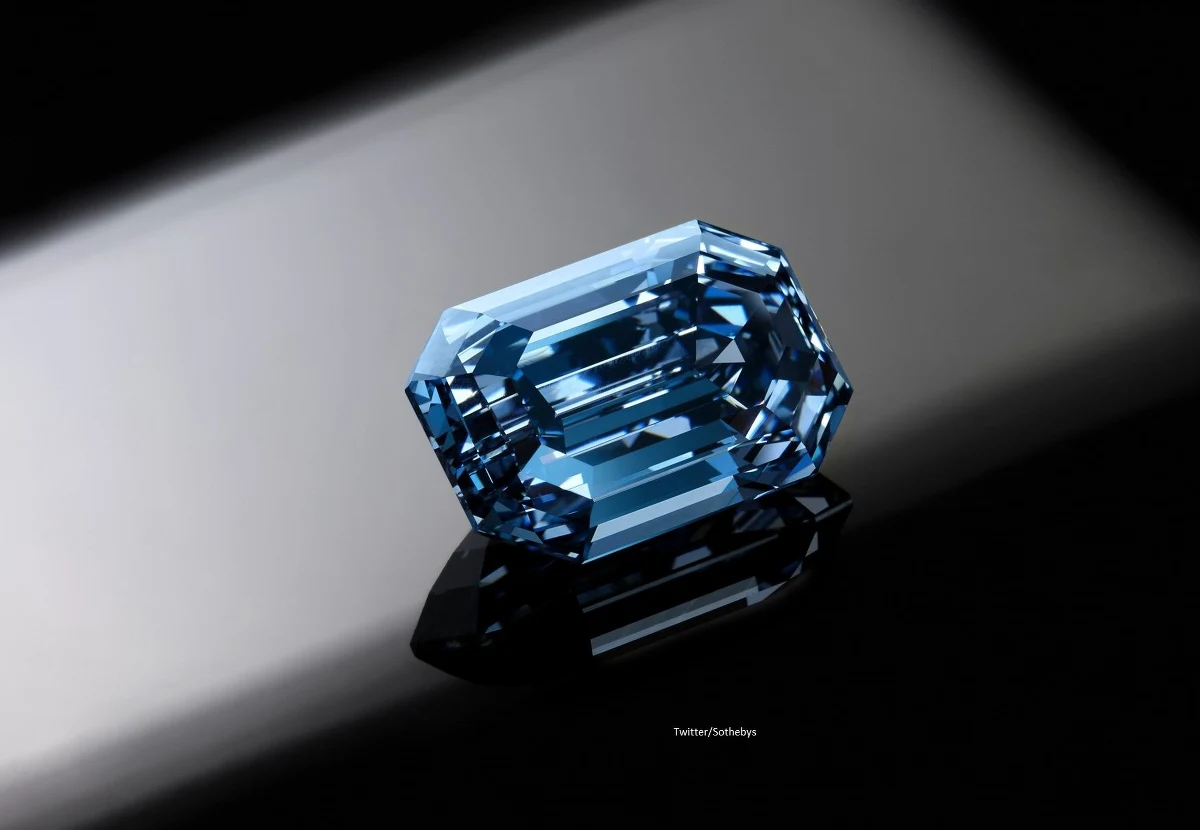 Nawet 48 milionów dolarów będzie musiała zapłacić osoba, która chce mieć w swojej kolekcji De Beers Cullinan Blue. Klejnot trafi na aukcję, która w kwietniu odbędzie się w Hongkongu.