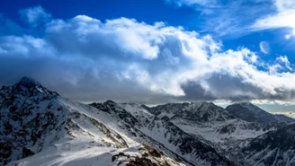 Tatry: Turyści nie mogą zejść z Zawratu. Silny wiatr utrudnia akcję ratowniczą