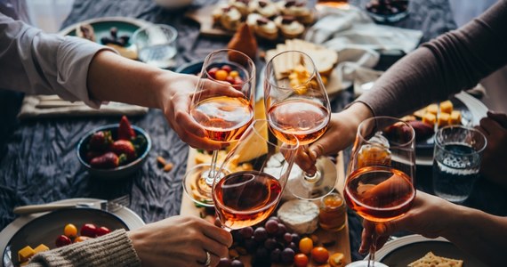 Europarlament przyjął w środę cztery poprawki do raportu specjalnej komisji ds. walki z rakiem zaproponowane przez hiszpańską eurodeputowaną Dolors Montserrat. W jednej z nich odróżniono szkodliwe dla zdrowia nadmierne spożywanie alkoholu, w tym wina, od umiarkowanej i odpowiedzialnej konsumpcji.