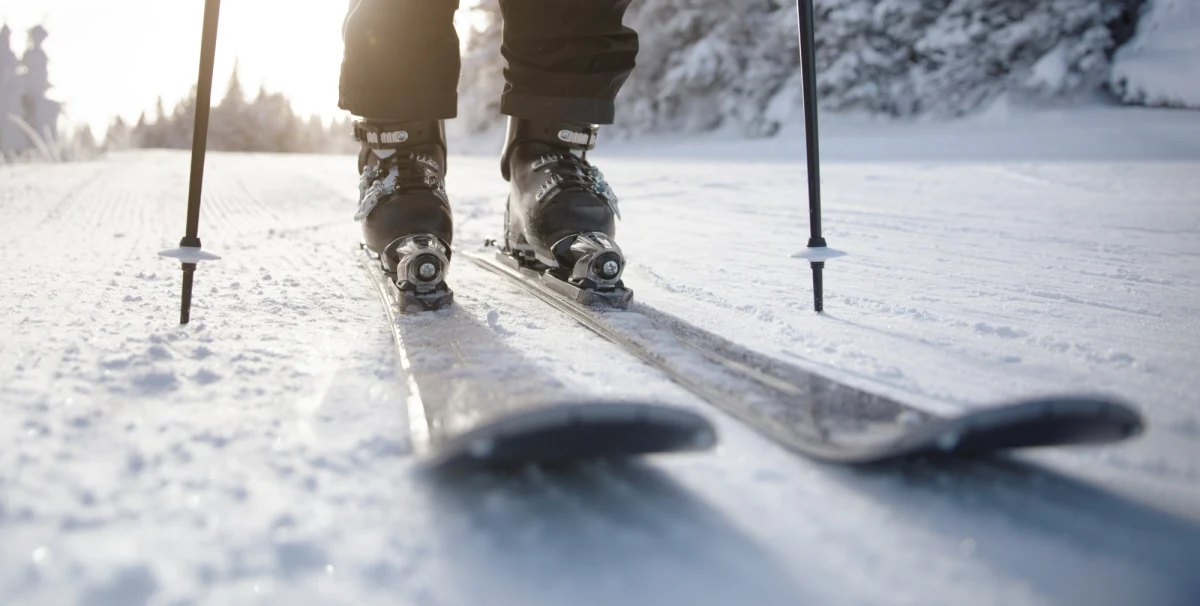 Tragedia w Ustroniu. Narciarz zginął zjeżdżając trasą z Czantorii. Mężczyzna wypadł z trasy i uderzył w przeszkodę. 