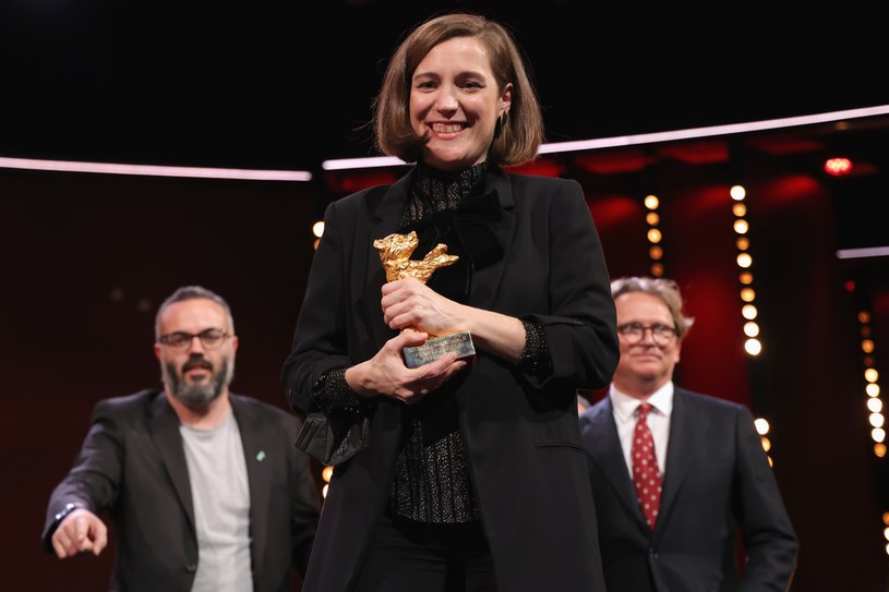 "Alcarras" w reżyserii Carli Simon otrzymał w środę podczas 72. Berlinale Złotego Niedźwiedzia dla najlepszego filmu. Jak podkreśliło jury, statuetkę przyznano "za umiejętność ukazania czułości i komizmu rodziny oraz walki".