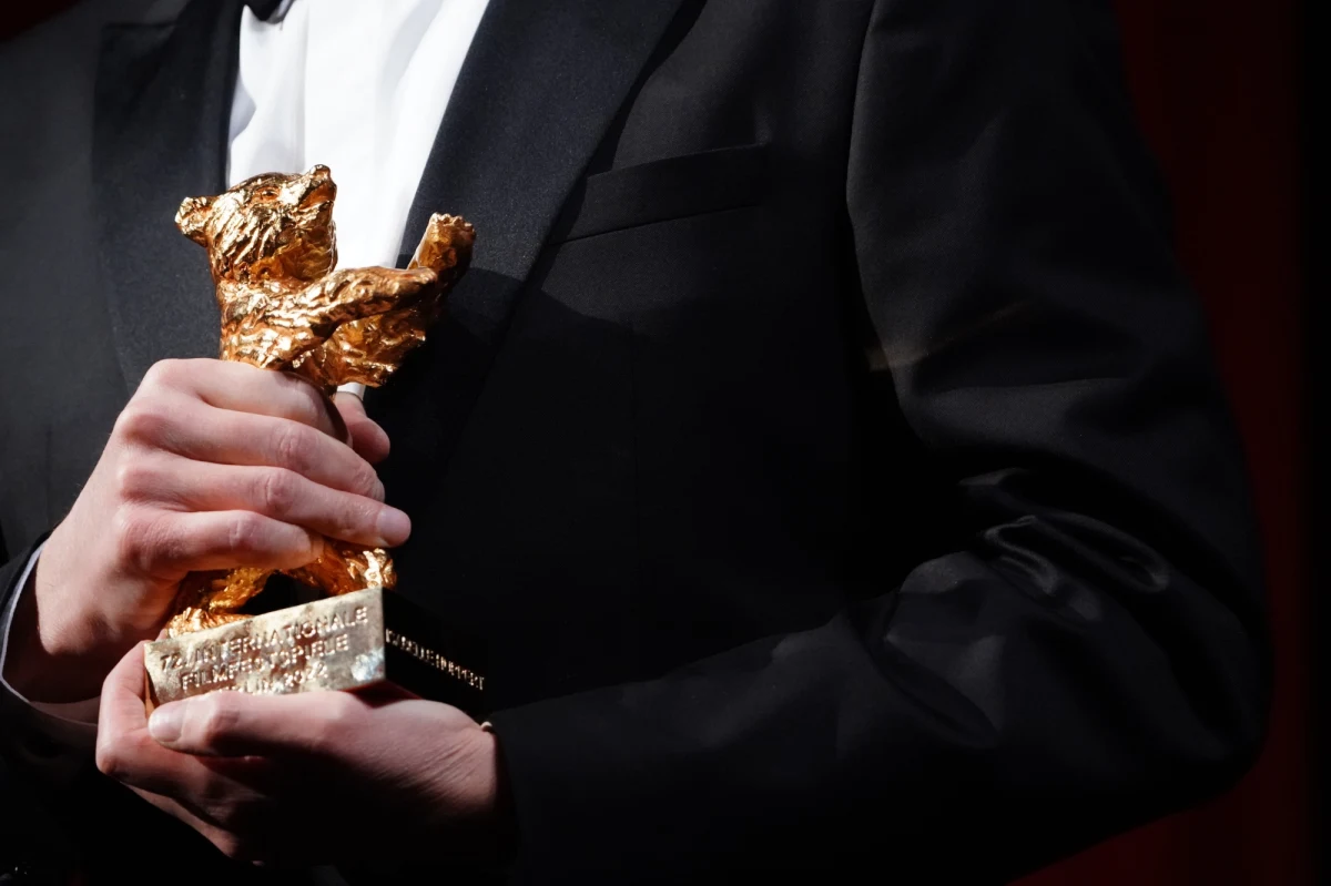 "Alcarras" w reżyserii Carli Simon otrzymał w środę podczas 72. Berlinale Złotego Niedźwiedzia dla najlepszego filmu. Jak podkreśliło jury, statuetkę przyznano "za umiejętność ukazania czułości i komizmu rodziny oraz walki". Poznaliśmy również laureatów Srebrnych Niedźwiedzi.