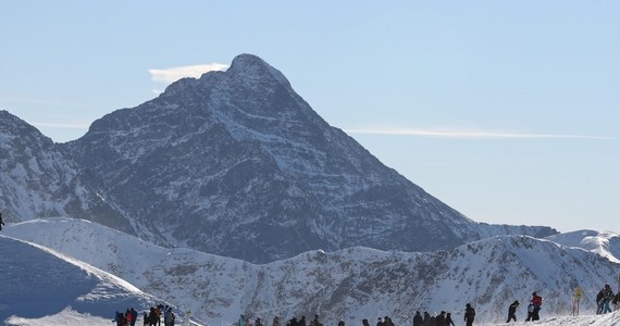 W związku z bardzo niekorzystnymi prognozami pogody, ratownicy TOPR podwyższyli stopień zagrożenia lawinowego w Tatrach z drugiego na trzeci. Już w nocy zacznie wiać silny wiatr, który może osiągać nawet 140 km na godzinę i może spaść do 20 centymetrów śniegu. 