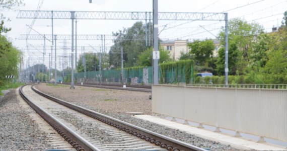 Na przejeździe kolejowym w Wilkowie doszło do zderzenia busa z pociągiem jadącym do Wrocławia. Jak powiedział Paweł Chmielewski, oficer prasowy policji w Namysłowie, nikt nie został ranny. Według wstępnych ustaleń rogatki na przejeździe nie były opuszczone.