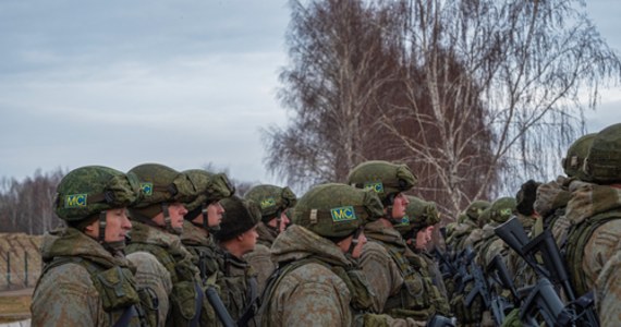 ​Rosyjska zapowiedź wycofania części sił okazała się fałszywa, na tereny przy granicy z Ukrainą przerzucono kolejne 7 tys. żołnierzy - powiedział wysoki rangą przedstawiciel administracji USA. Dodał, że Rosja intensyfikuje rozsiewanie dezinformacji na temat rzekomych zagrożeń dla Rosjan w Donbasie.