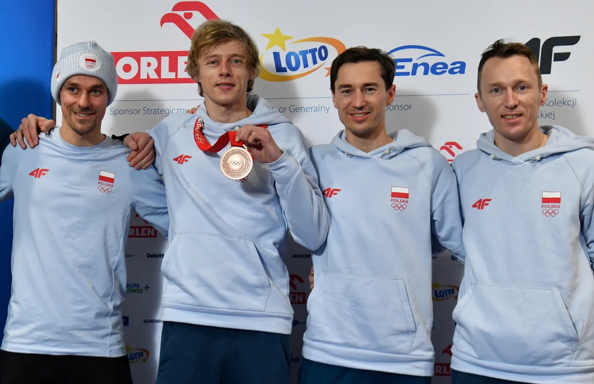 Dawid Kubacki z brązowym medalem i pozostali polscy skoczkowie w środę późnym wieczorem wrócili do Polski z igrzysk w Pekinie. "Myślę, że ten medal to wspaniałe wynagrodzenie ciężkiej pracy, którą wykonujemy przez cały rok" - powiedział Kubacki.