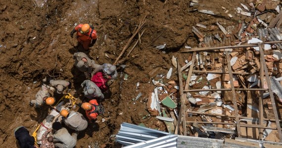 ​Do 94 wzrosla liczba ofiar śmiertelnych powodzi i lawin ziemnych w rejonie położonego w górach, niedaleko Rio de Janeiro, historycznego miasta Petropolis - poinformowały władze. Trwa akcja poszukiwaczo-ratunkowa. Burmistrz Petropolis ostrzegł, że liczba ofiar może być większa.