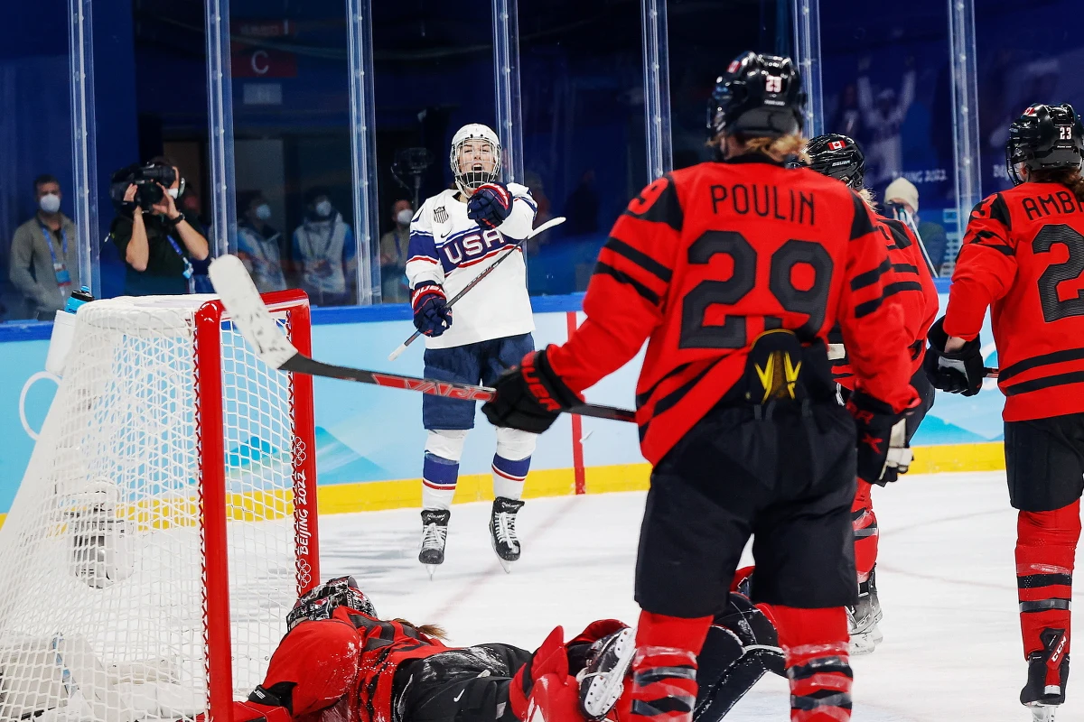 Hokeistki reprezentacji Kanady sięgnęły po złoty medal igrzysk olimpijskich w Pekinie. W finale pokonały Stany Zjednoczone 3-2 (2-0, 1-1, 0-1), rewanżując się za porażkę w finale igrzysk z 2018 roku. 