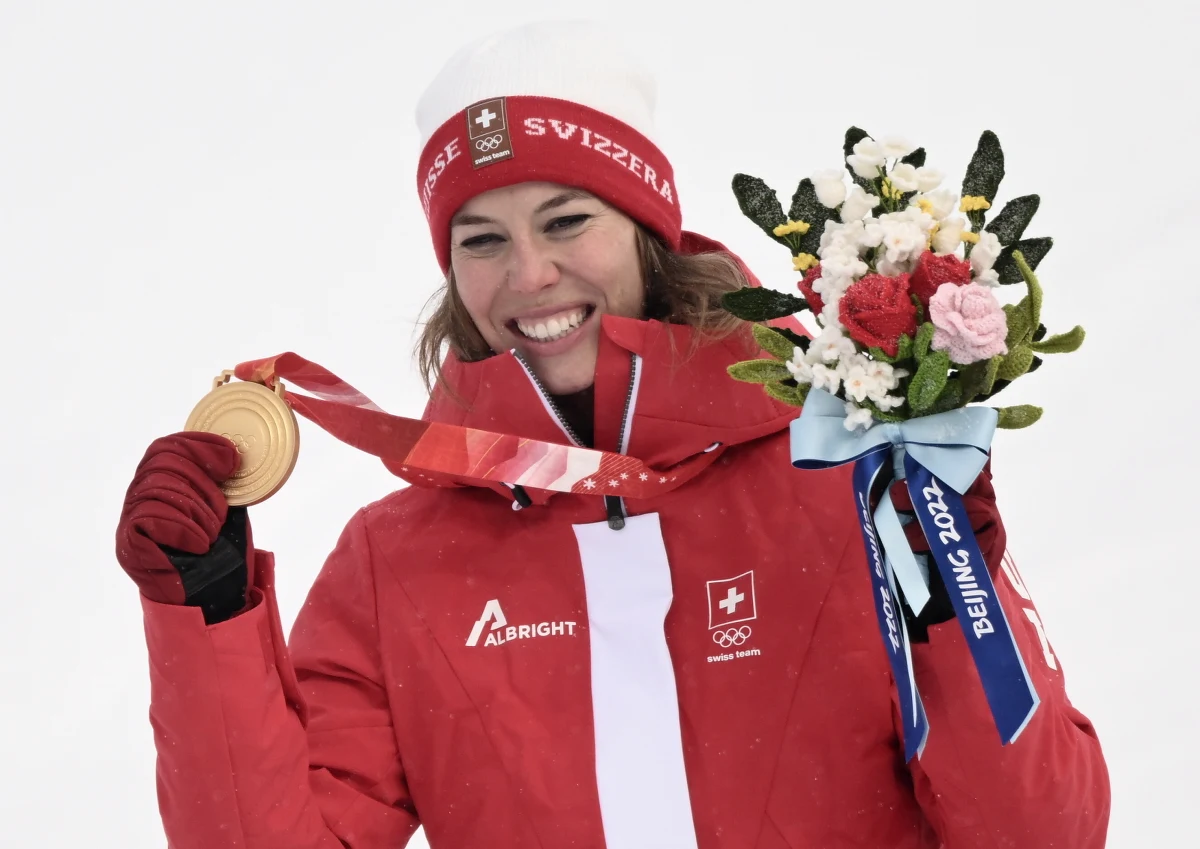 ​Szwajcarka Michelle Gisin obroniła tytuł z Pjongczangu i wygrała kombinację alpejską podczas igrzysk w Pekinie. Srebrny medal zdobyła jej rodaczka Wendy Holdener, a brązowy Włoszka Federeica Brignone. Zawodów nie ukończyła faworytka, Amerykanka Mikaela Shiffrin.