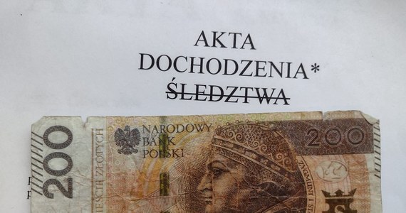 Podrobionym banknotem dwustuzłotowym zapłacił za zakupy w sklepie w Szczecinku młody mężczyzna. Ekspedientka już po fakcie zorientowała się, że na wygniecionym banknocie widniał napis "souvenir". Oszusta udało się zatrzymać, dzięki nagraniu z monitoringu.  