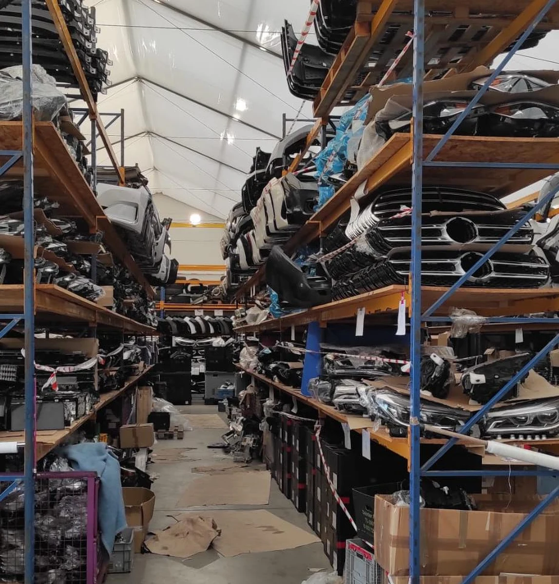 Poznańscy prokuratorzy rozbili grupę przestępcą, której członkowie ukradli w Niemczech ​mienie o równowartości ponad 7,5 mln zł. Podejrzani kradli naczepy z towarem przygotowanym do transportu, a łup sprzedawali w Polsce.