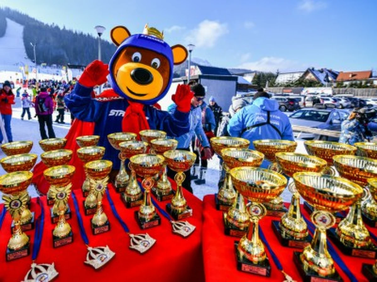 Wielkimi krokami zbliża się największe narciarskie wydarzenie dla dzieci - zawody o Puchar Misia Stramusia w Zakopanem. To świetna okazja do podsumowania zdobytych w sezonie umiejętności. Organizator Szkoła Narciarska Strama, która od 20 lat specjalizuje się w szkoleniu narciarskim dzieci, zaprasza narciarzy w kategorii klub (do 10 roku życia), w kategorii rekreacja (do 15 roku życia), oraz snowboardzistów (do 16 roku życia).