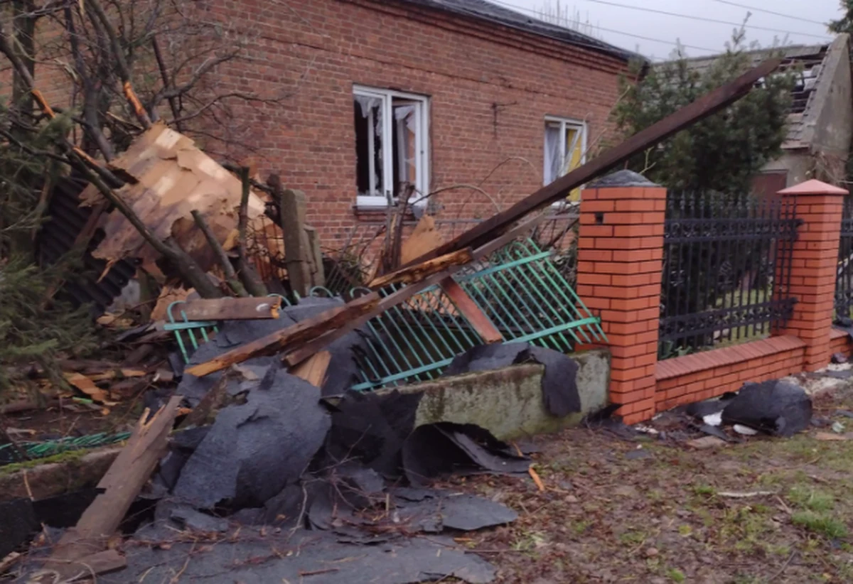 "Krajobraz jak po armagedonie. Mamy uszkodzonych kilkadziesiąt budynków mieszkalnych. Na szczęście nie ma potrzeby ewakuacji mieszkańców" - powiedział burmistrz Błaszek (woj. łódzkie) Piotr Świderski o sytuacji po przejściu przez gminę trąby powietrznej. Dwie osoby trafiły do szpitala. W całym województwie łódzkim 70 600 odbiorców jest bez prądu, zerwane są dachy, a drogi blokują powalone drzewa lub przewrócone ciężarówki. 